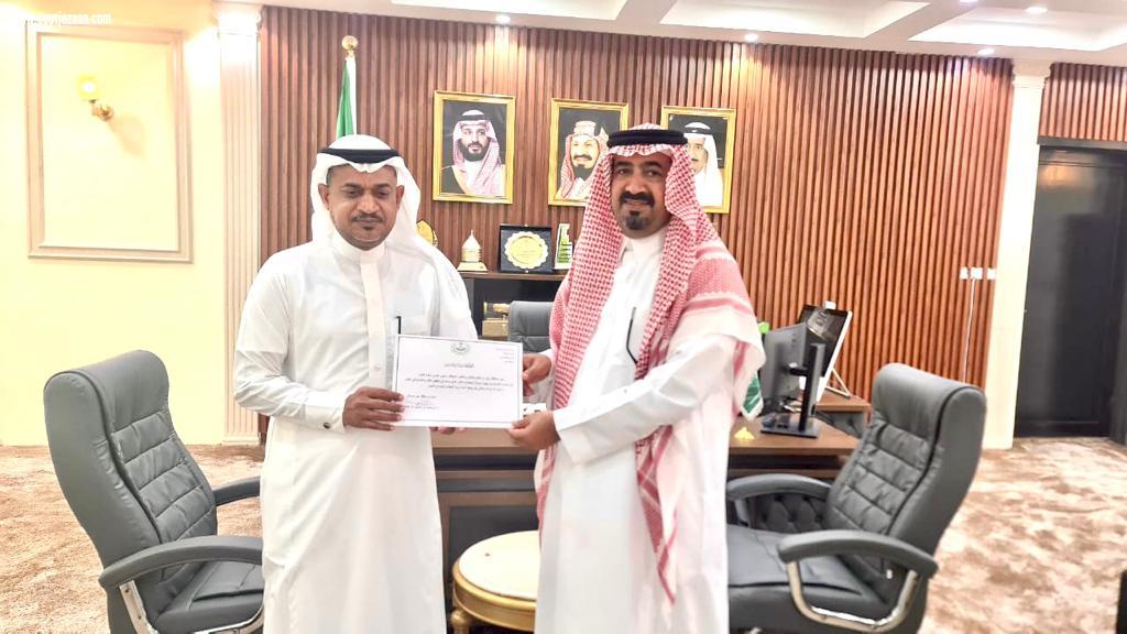 محافظ بيش يكرم الموظف المثالي بالمحافظة