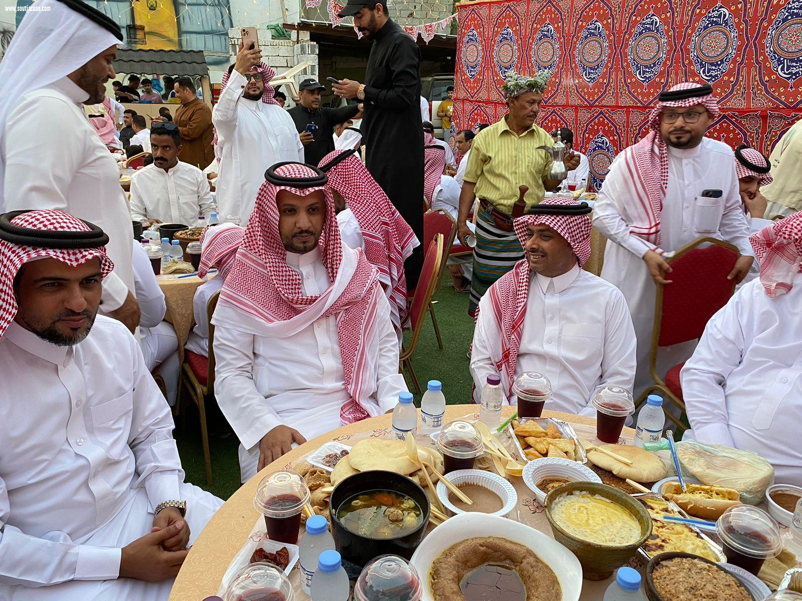 وكيل محافظة بيش يشارك أهالي حي النزلة   العوازبه   إفطارهم الجماعي السنوي 