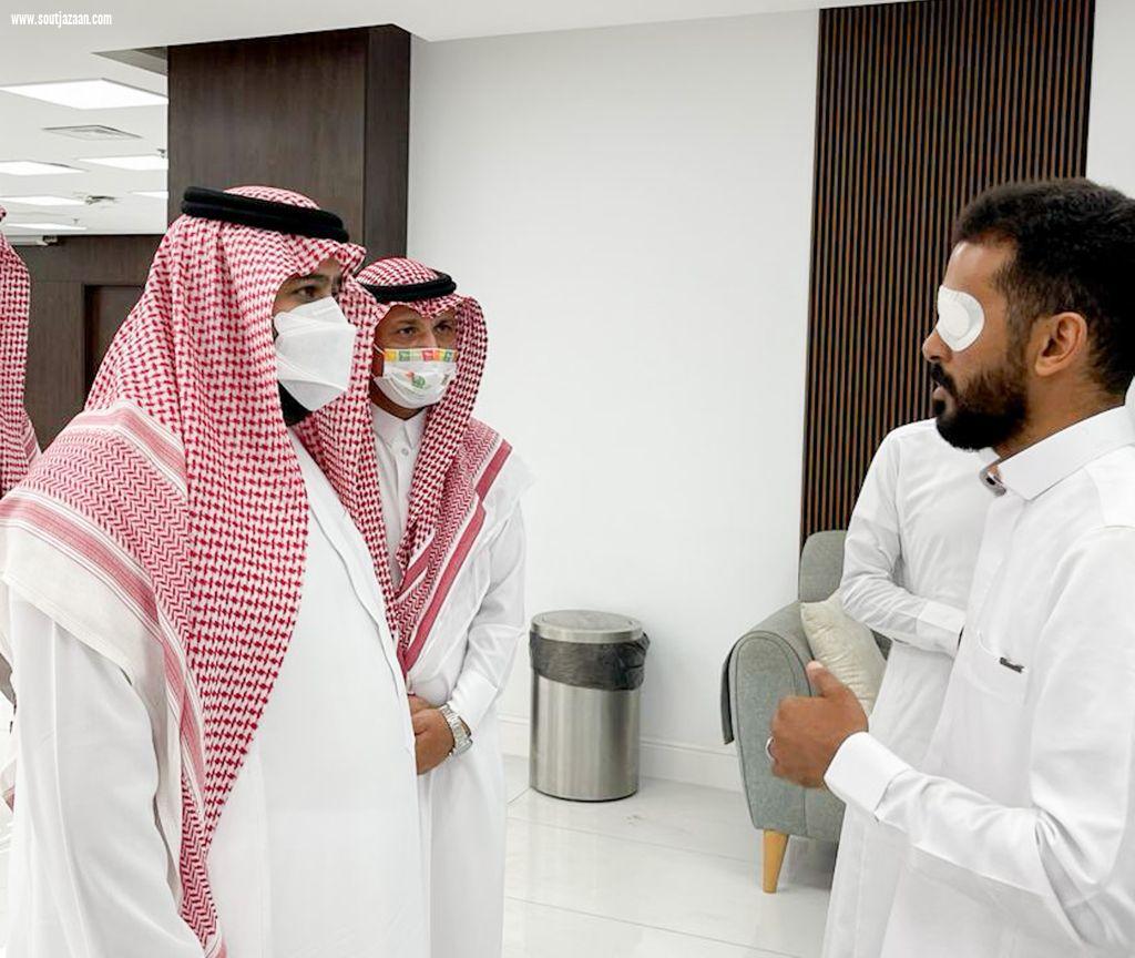 عاجل‬⁩ | سمو أمير منطقة جازان بالانابة يطمئن على صحة مصابي مطار الملك عبدالله بجازان