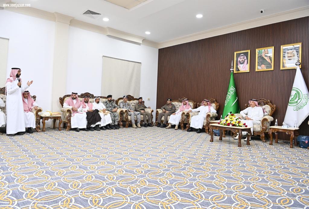 سموُّ أميرِ جازان يزورُ محافظةَ بيش ويلتقى المشايخَ والأهالي