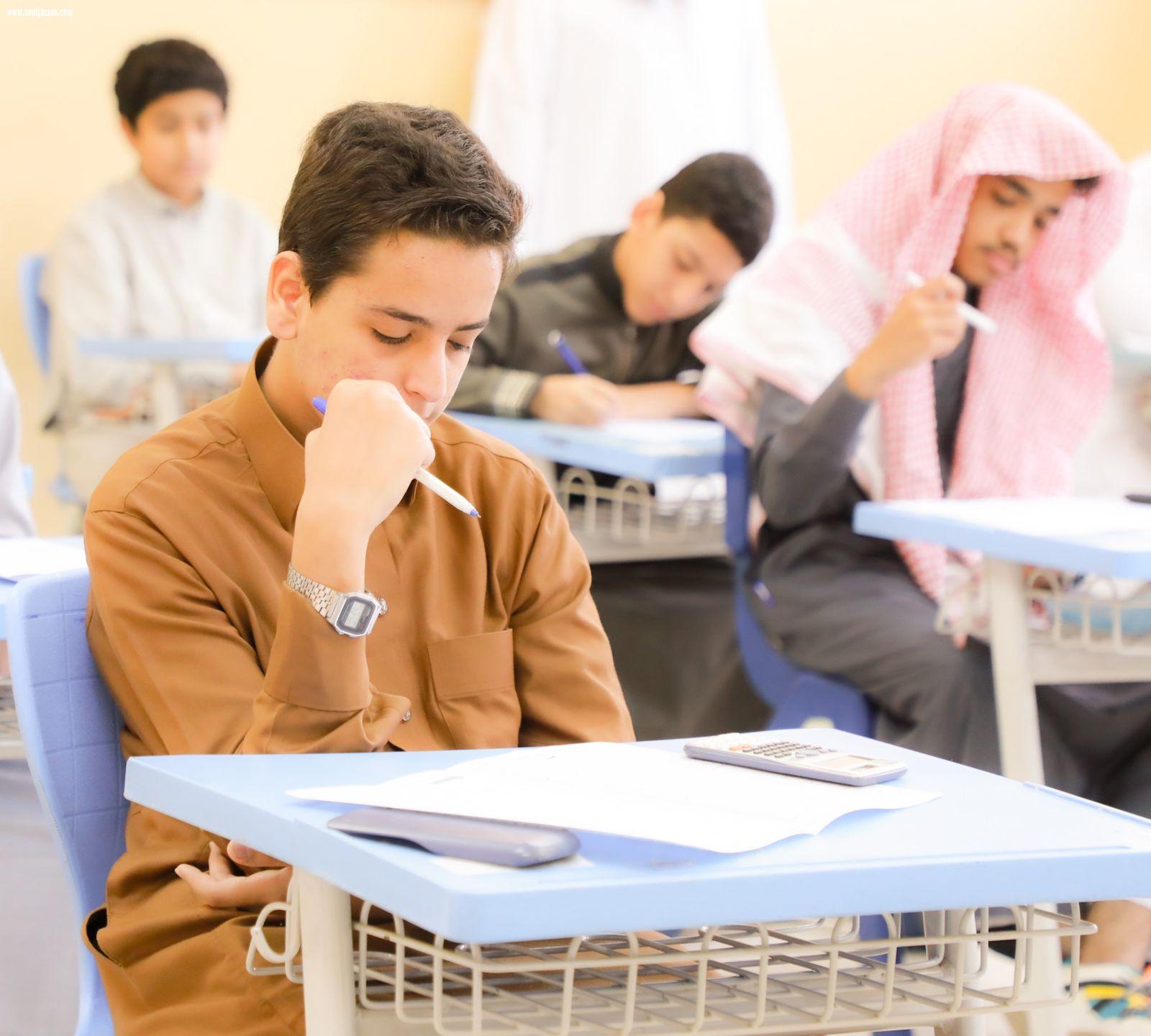 خلال جولته التفقدية في عدد من المدارس | مدير عام تعليم جازان يطمئن على سير اختبارات الفصل الدراسي الثالث