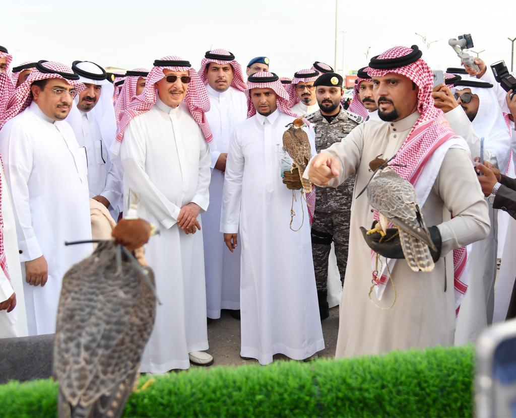سموُّ أميرِ جازان يزورُ محافظةَ بيش ويلتقى المشايخَ والأهالي