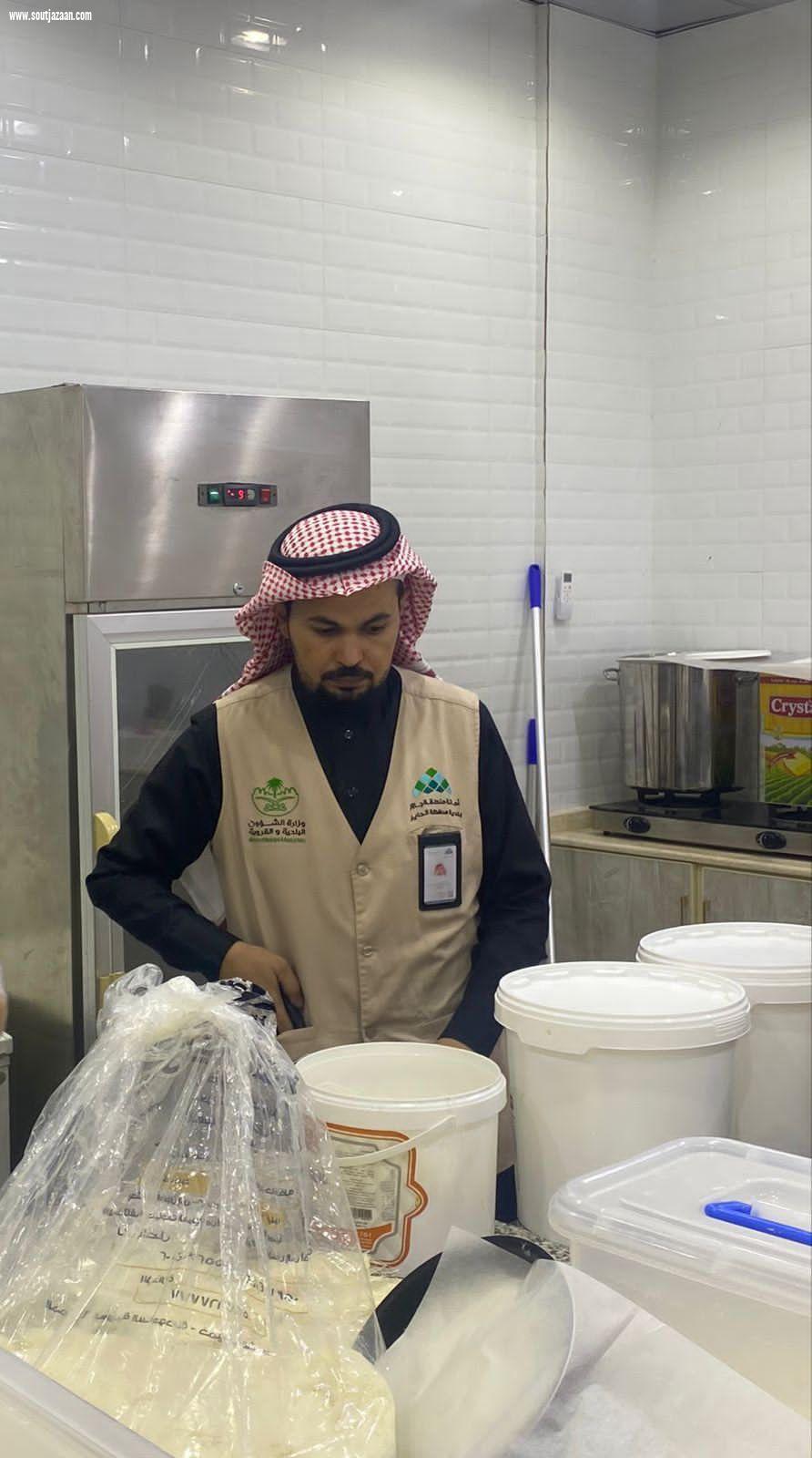 بلدية الدائر تكثف جولاتها الميدانية وتغلق 30 محلاً مخالفاً وتصادر بضائع مختلفة