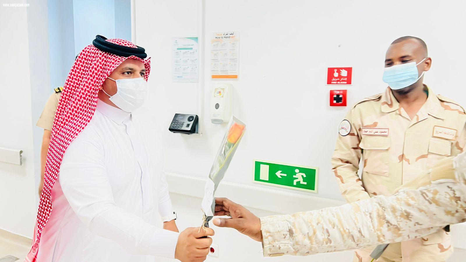 محافظ الحُرّث يعايد المرضى والعاملين بالمستشفى العام