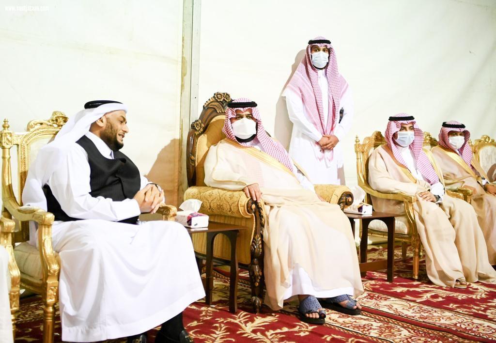سمو نائب أمير منطقة جازان يعزي شيخ شمل الحسيني والنجوع في وفاة شقيقه