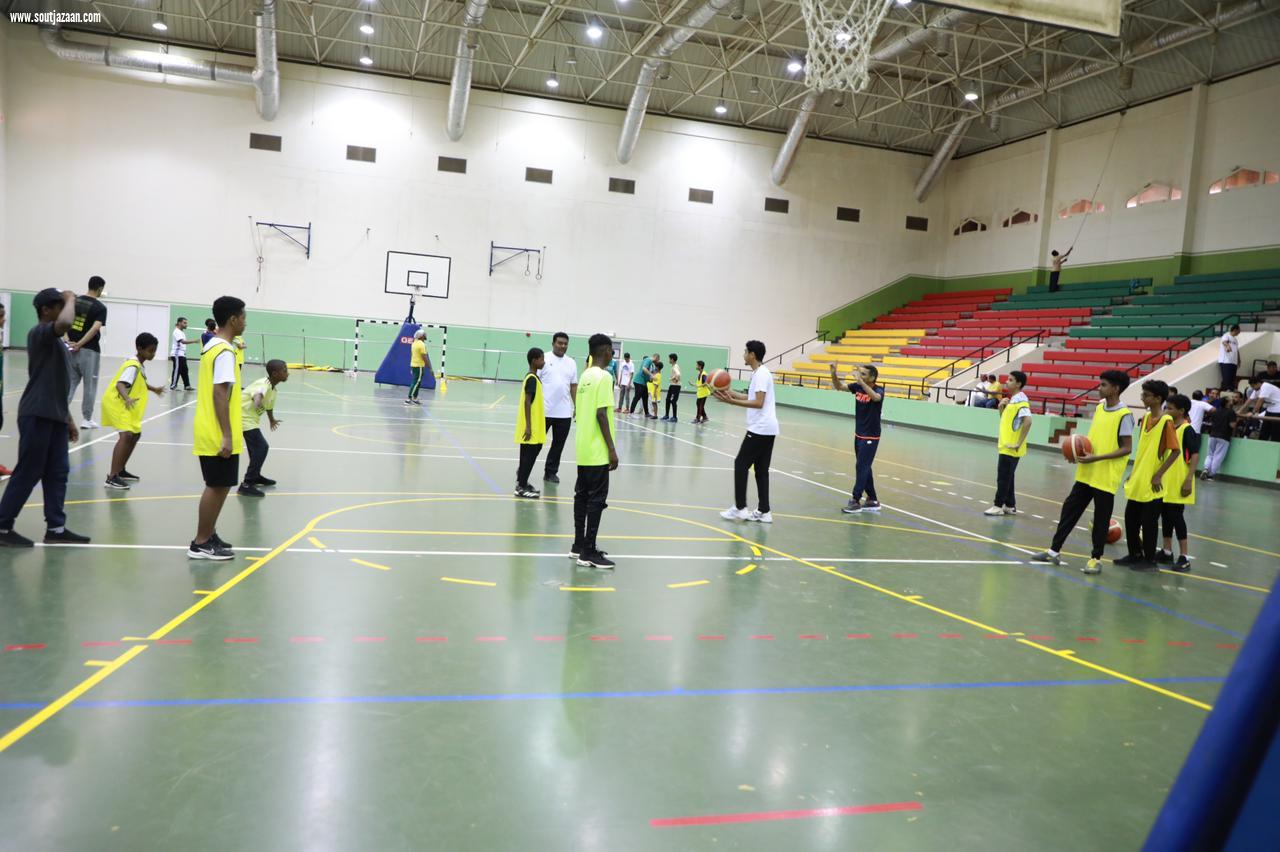 استهدفت أكثر من (65) متدرباً ضمن مشروع دوري المدارس | ختام الدورة التدريبية لكرة السلة بتعليم جازان