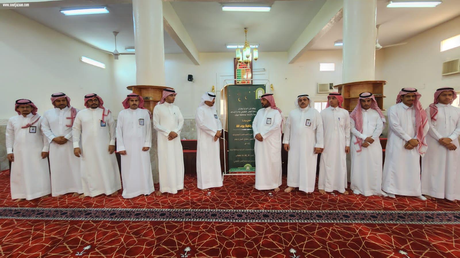 صالح القحطاني يتفقد مساجد محافظ فيفا يدشن مبادرة تهيئة وتنظيف المساجد بالمحافظة 