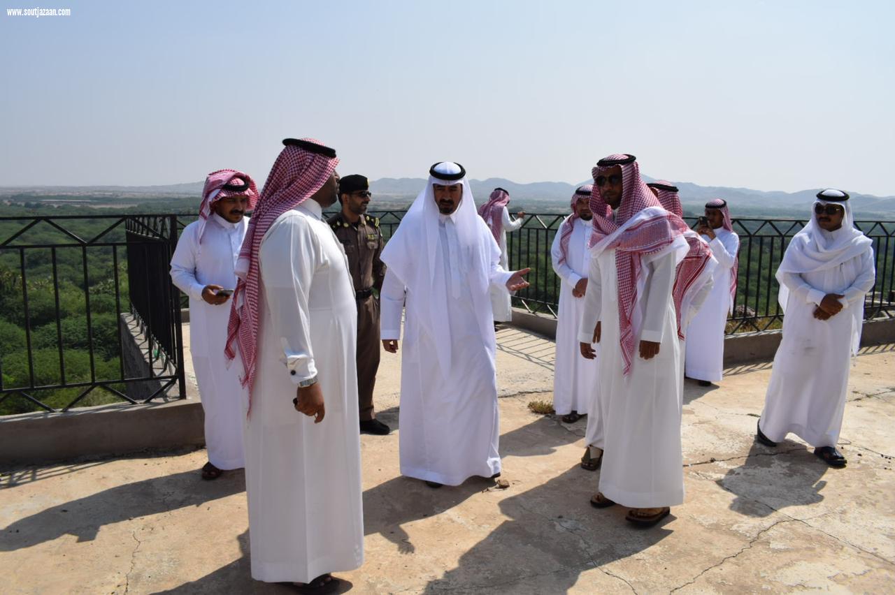 محافظ بـيـش يتفقد مركز مسلية ويلتقي بالاهالي 
