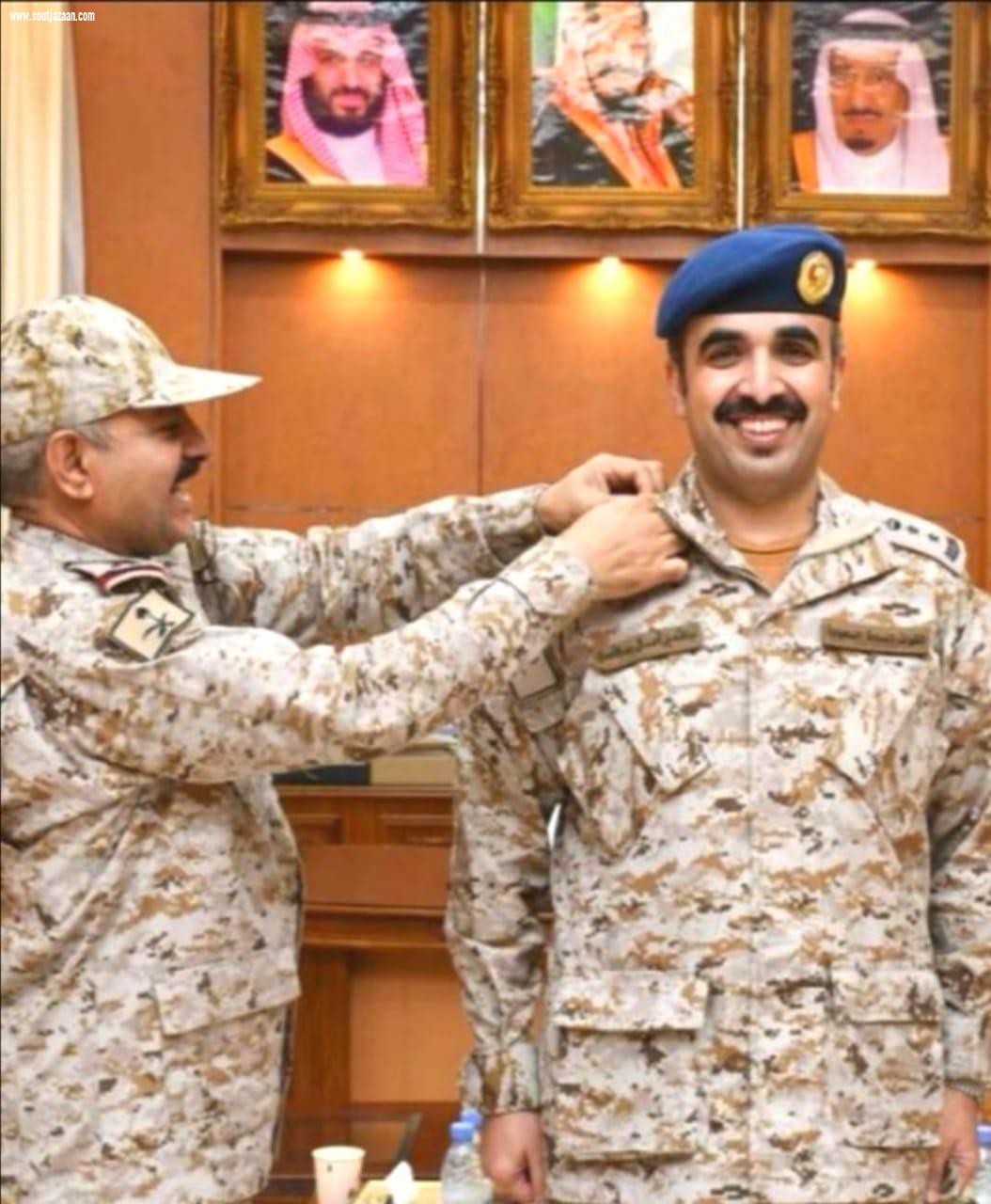 قائد المنطقة الجنوبية يقلد العقيد الأحمري رتبته الجديدة