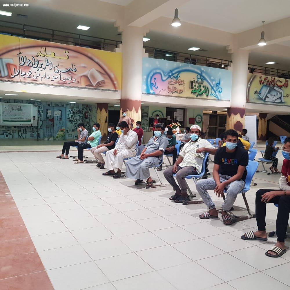 ضمن مبادرة معاً نبادر وبالتعاون مع جامعة جازان المساعد للشؤون المدرسية بتعليم جازان يتابع انطلاق مركز لقاح كورونا المدرسي بمكتب تعليم صامطة