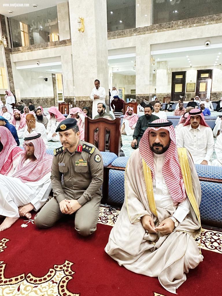 محافظ العيدابي الشهراني  يتقدم جموع المصلين في صلاة الاستسقاء