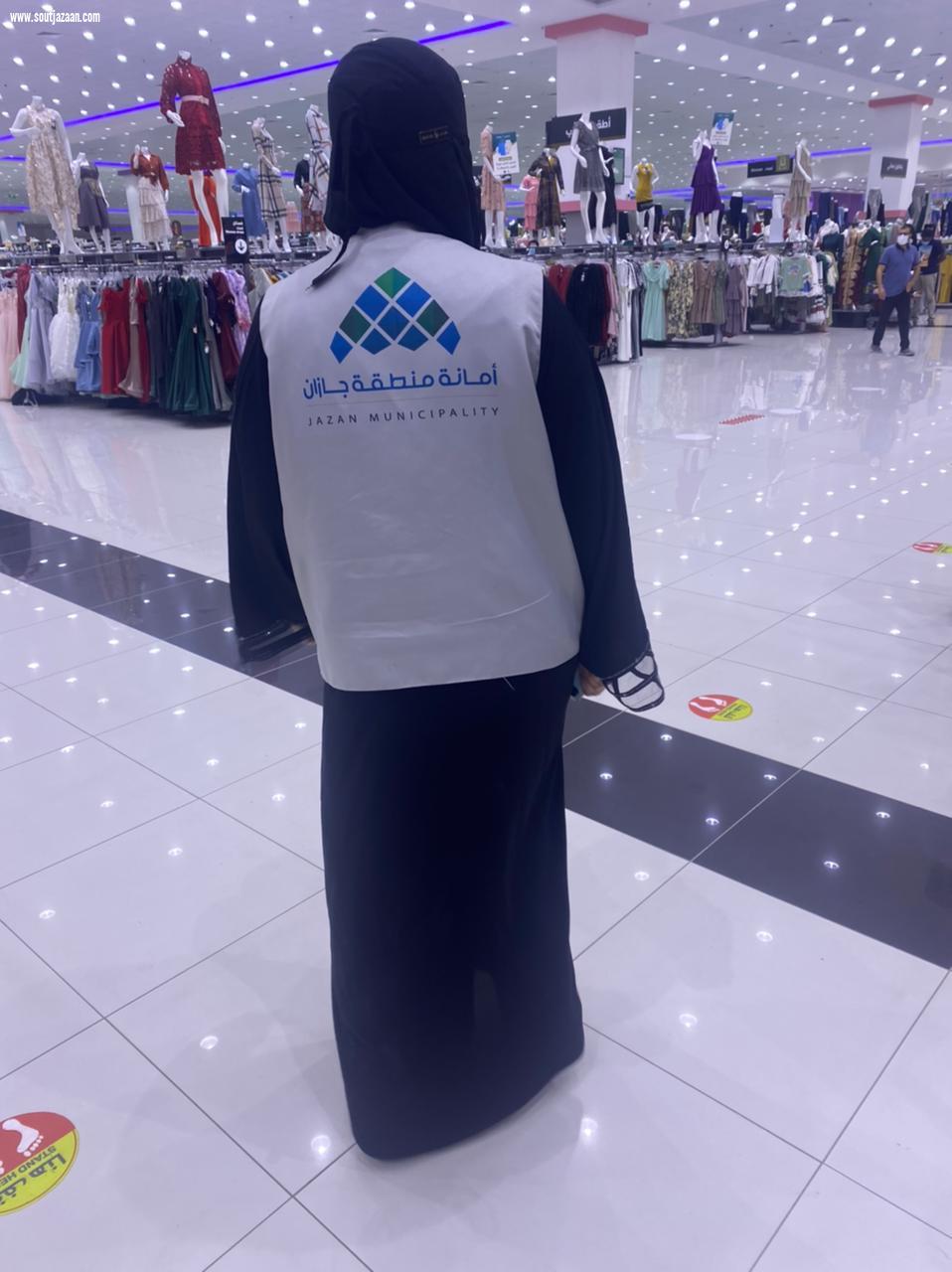 أمانة جازان تنفذ جولة رقابية لضمان التزام المنشآت التجارية بتطبيق الاحترازات والتباعد