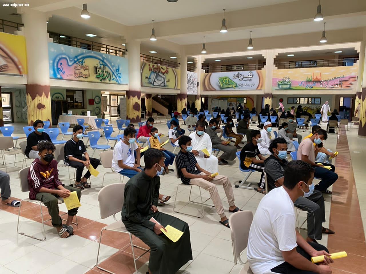 ضمن مبادرة معاً نبادر وبالتعاون مع جامعة جازان المساعد للشؤون المدرسية بتعليم جازان يتابع انطلاق مركز لقاح كورونا المدرسي بمكتب تعليم صامطة