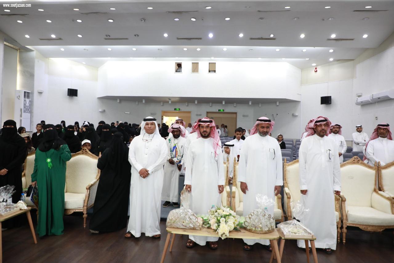 بهدف إدخال البهجة إلى قلوبهم ومشاركتهم أيام الوطن الخالدة | مدير عام تعليم جازان المكلف يكرم أبناء وبنات شهداء الواجب والمتوفين من منسوبي التعليم المتوفين في احتفالات اليوم الوطني الـ92