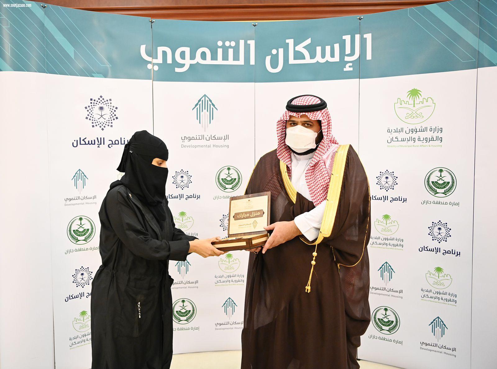 سمو أمير جازان بالنيابة يسلّم عدداً من الوحدات السكنية لمستفيدي الإسكان التنموي بالمنطقة