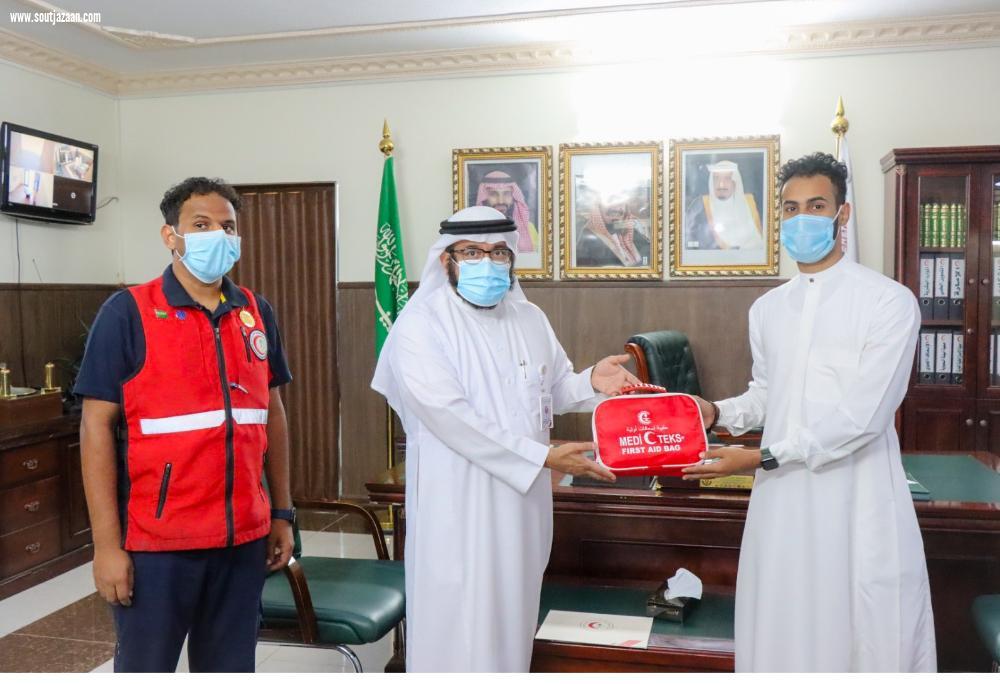 فرع هيئة الهلال الأحمر بجازان  تكرم الاخصائي عزي بقال  منقذ المصاب بوادي لجب 