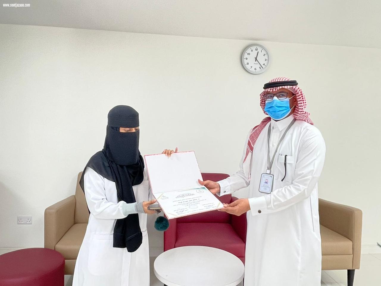 مديرمستشفى صامطة العام يكرم المتميزين في قسم التقاريرالطبية