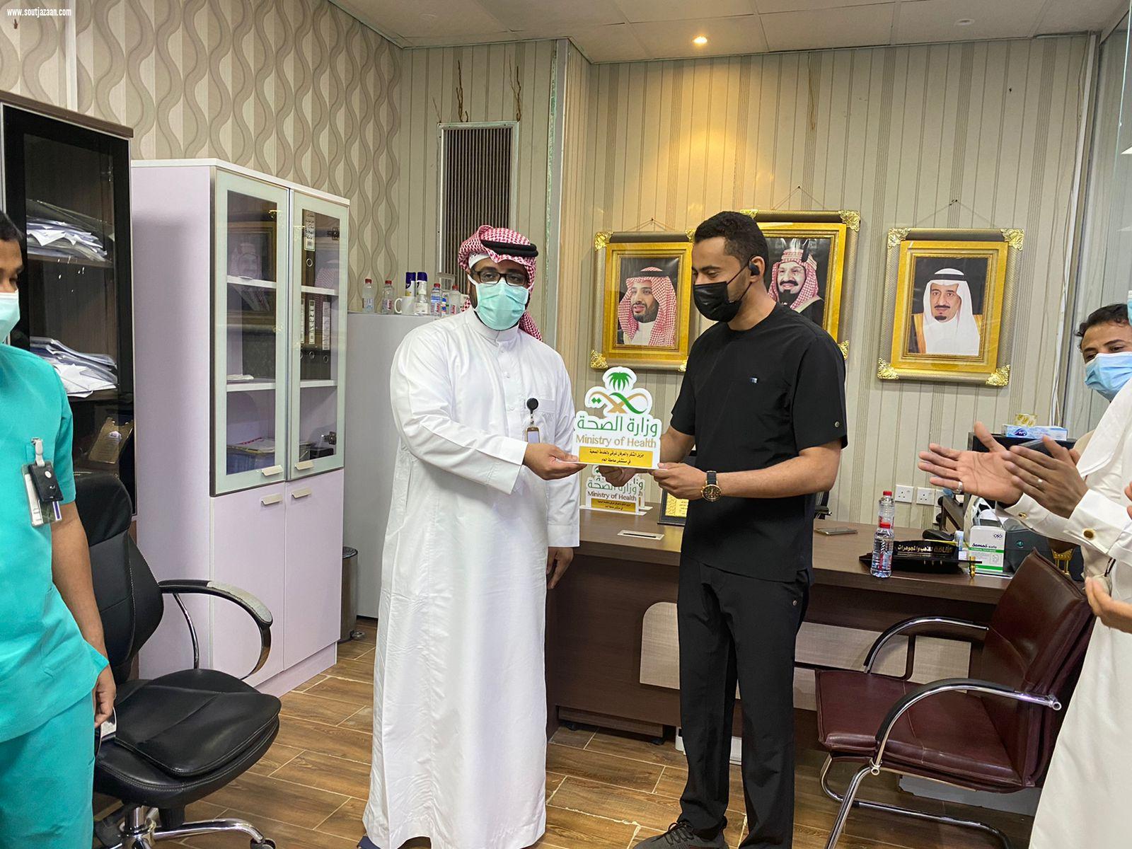 مدير مستشفى صامطة الدكتور الاحمري يكرم رؤوساءالاقسام المتميزة
