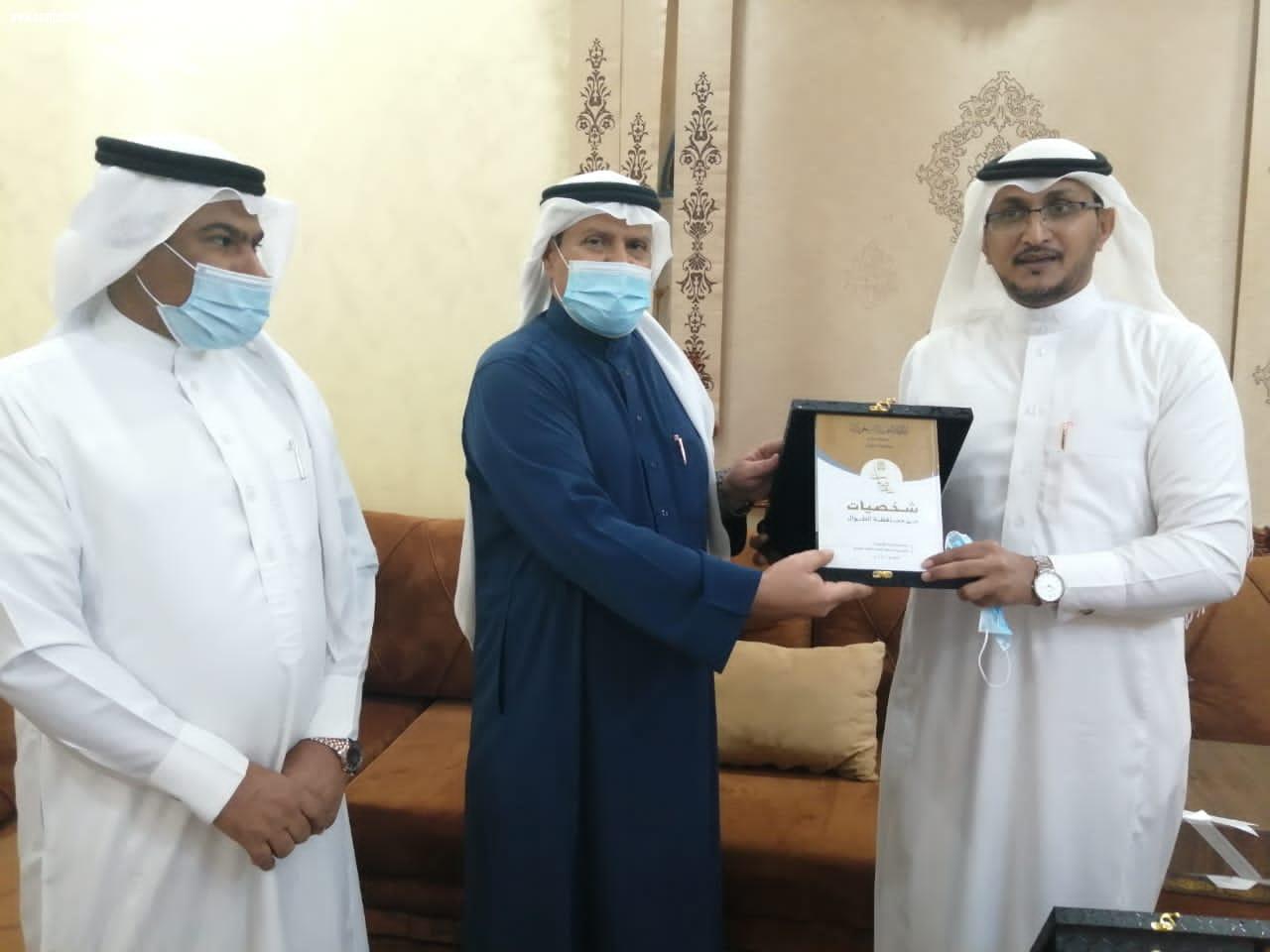 رئيس وأعضاء تنمية الطوال يكرمون مؤلف كتاب شخصيات من محافظة الطوال