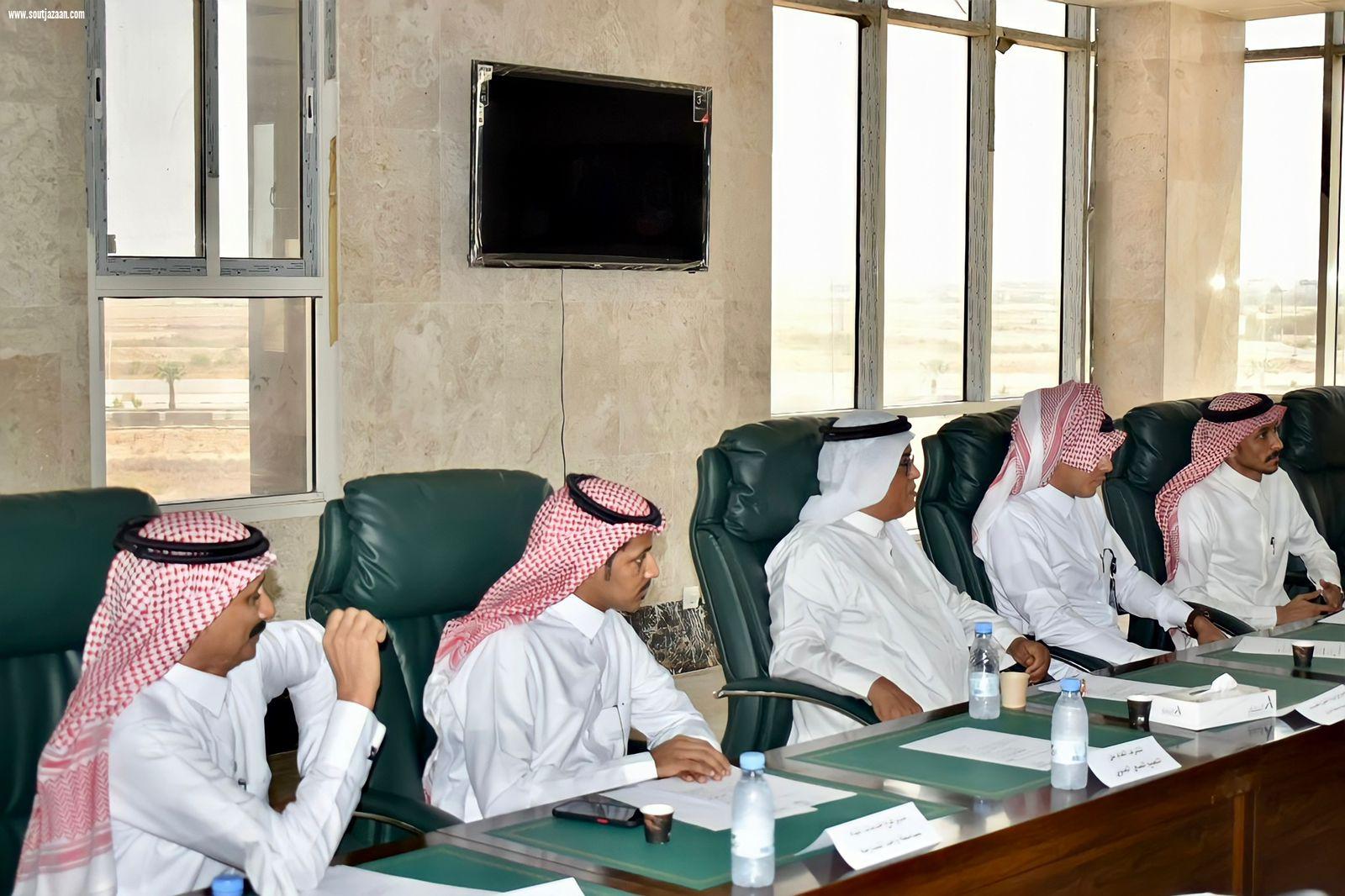محافظ الطوال  يرأس جلسة المجلس المحلي للمحافظة في دورتها الثانية للعام ١٤٤٣هـ
