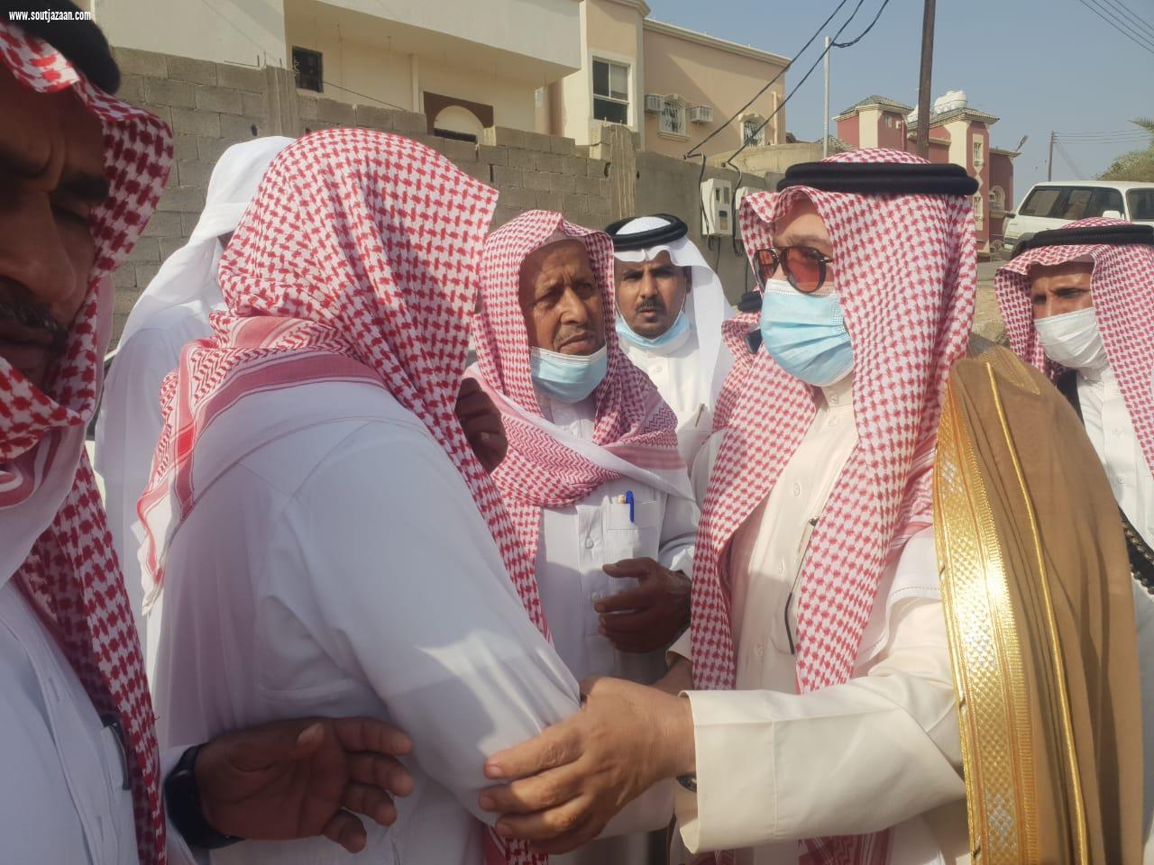 محافظ المجاردة يتقدم المصلين على جثمان شهيد الواجب الشهري وينقل تعازي القيادة الرشيدة لذويه 