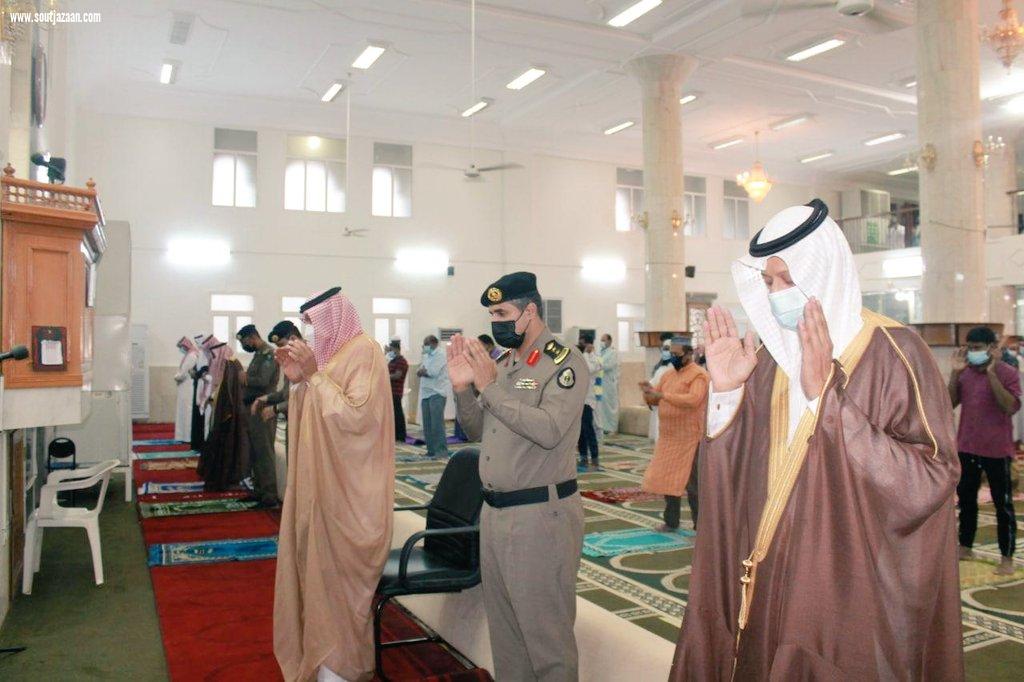 رفع التهنئة للقيادة الرشيدة والشعب السعودي وسط إجراءات احتزازية محافظ صامطة يؤدي صلاة عيد الفطر المبارك بجامع العليا