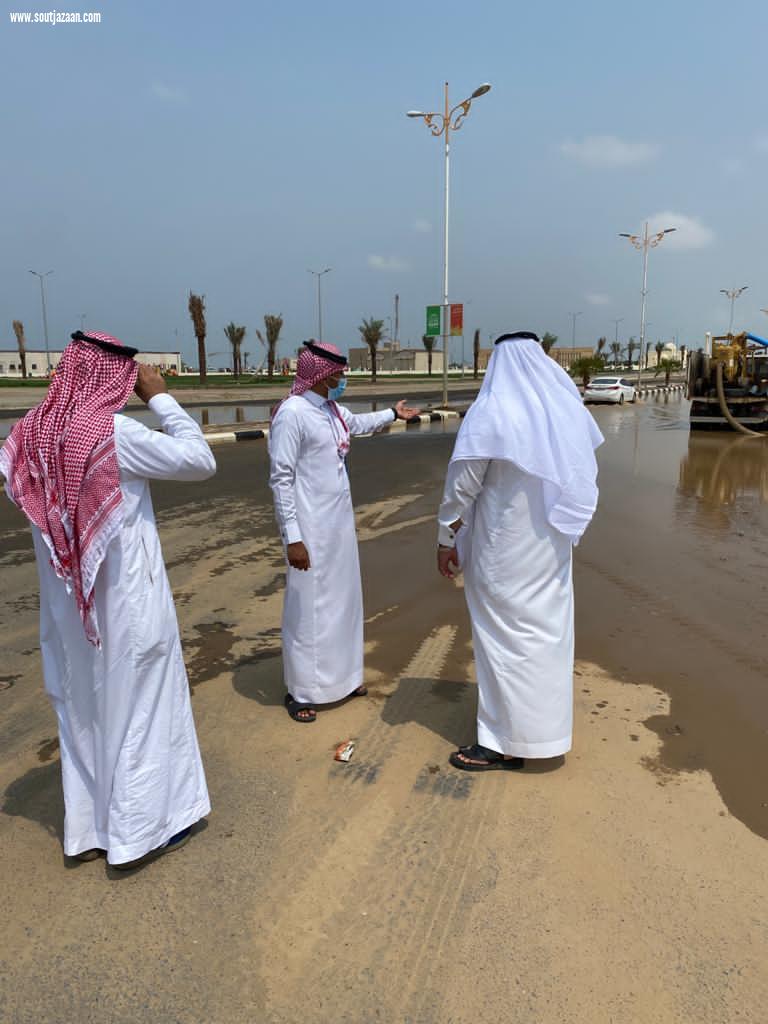 نزح وتصريف المياه وردم مستنقعات الشوارع والطرق والأحياء السكنية رئيس بلدية السهي يتابع تداعيات الأمطار بالمركز والقرى التابعة له
