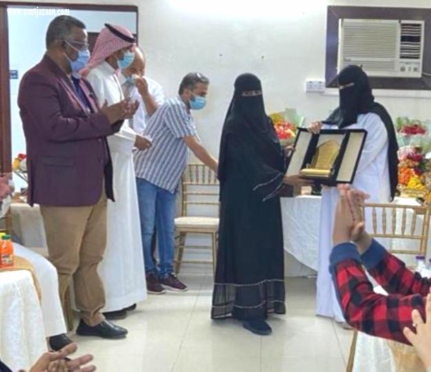 فاطمة الأمير : تقديرا لجهودهم في خدمة المرضى |  مركز غربي أبو عريش يكرم متقاعديه ومتميزيه