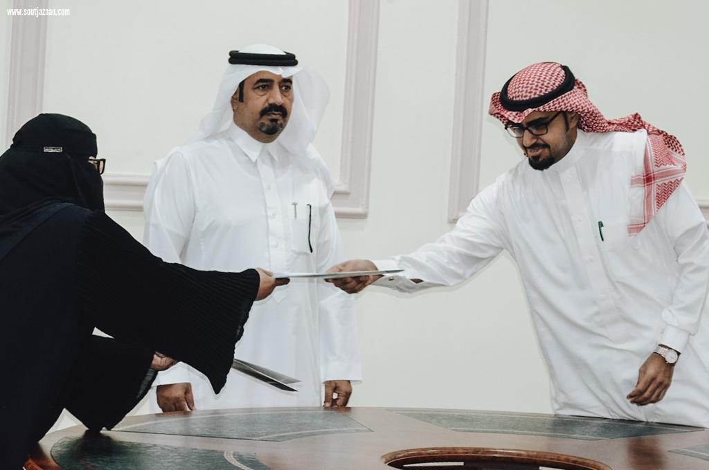 محافظ بيش يرعى توقيع اتفاقية درة الأنامل بين بلدية بيش وجمعية الأنامل المبدعة 