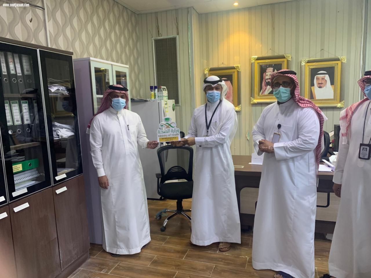 مدير مستشفى صامطة الدكتورالاحمري يكرم عددا من منسوبي المستشفي