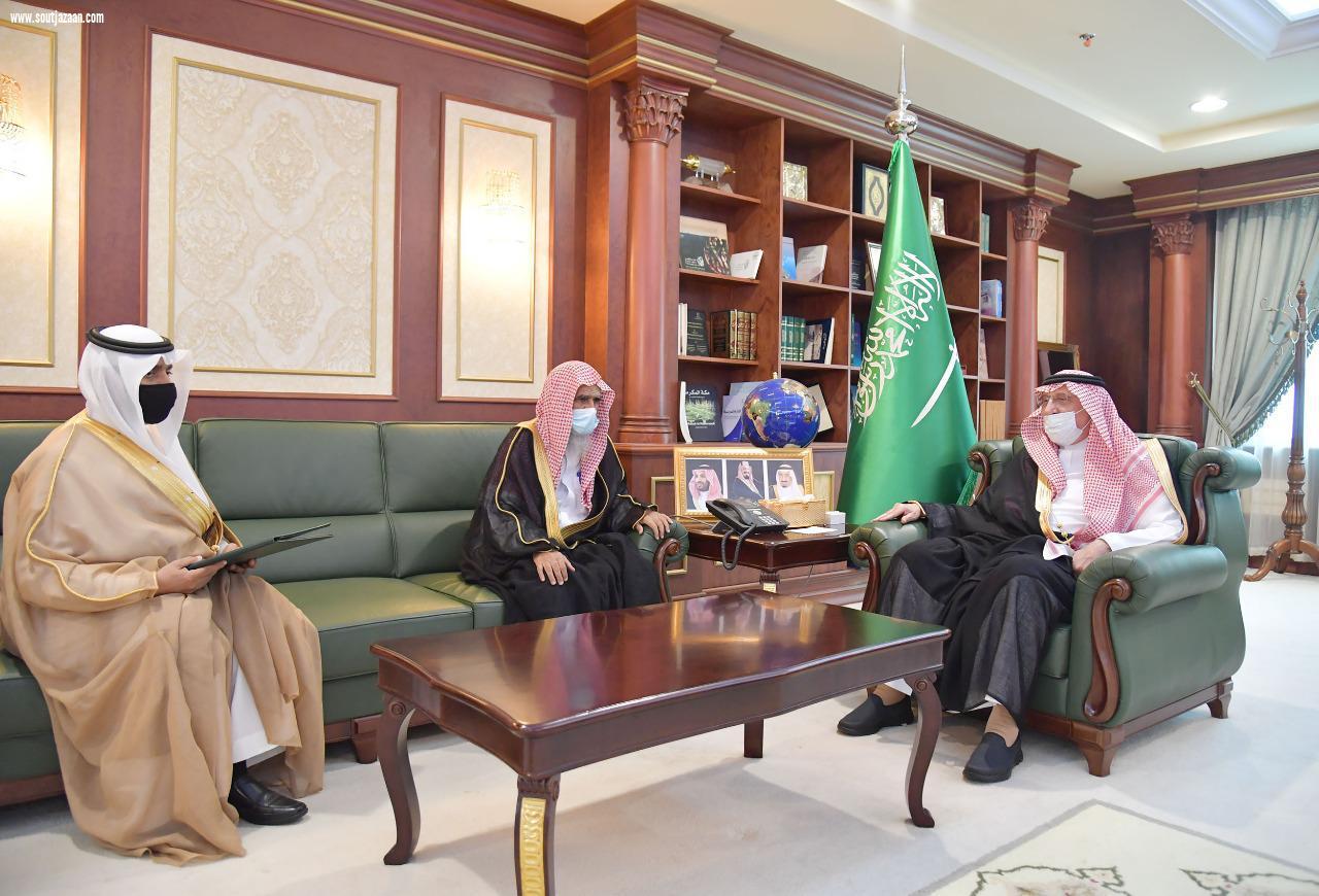 سمو أمير منطقة جازان يتسلم التقرير السنوي لفرع الرئاسة العامة للبحوث العلمية والإفتاء بالمنطقة