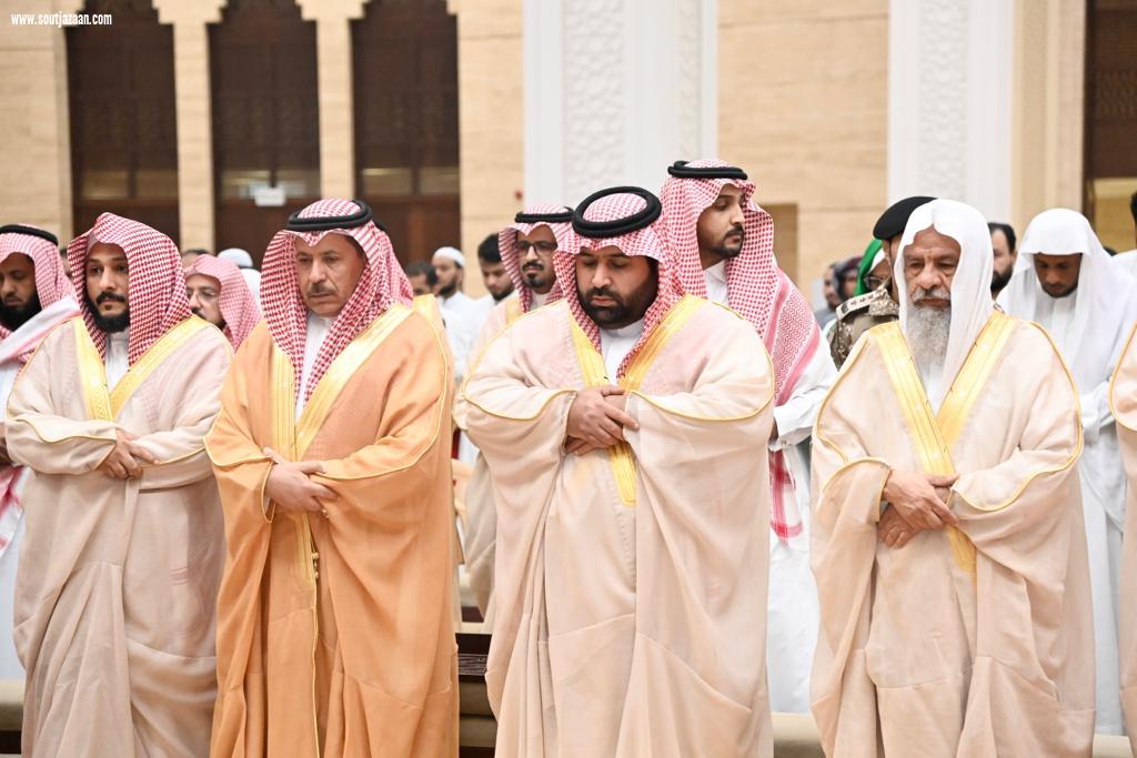 سمو نائب أمير منطقة جازان يؤدي صلاة الاستسقاء 