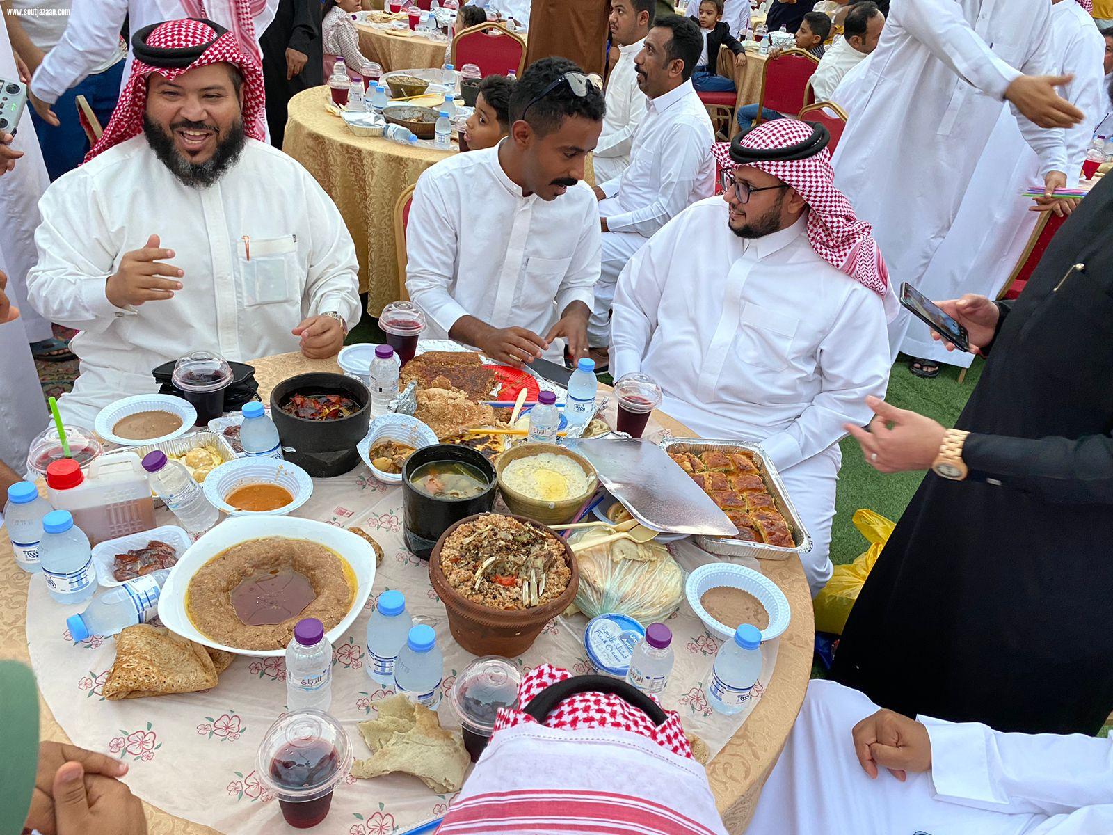 وكيل محافظة بيش يشارك أهالي حي النزلة   العوازبه   إفطارهم الجماعي السنوي 
