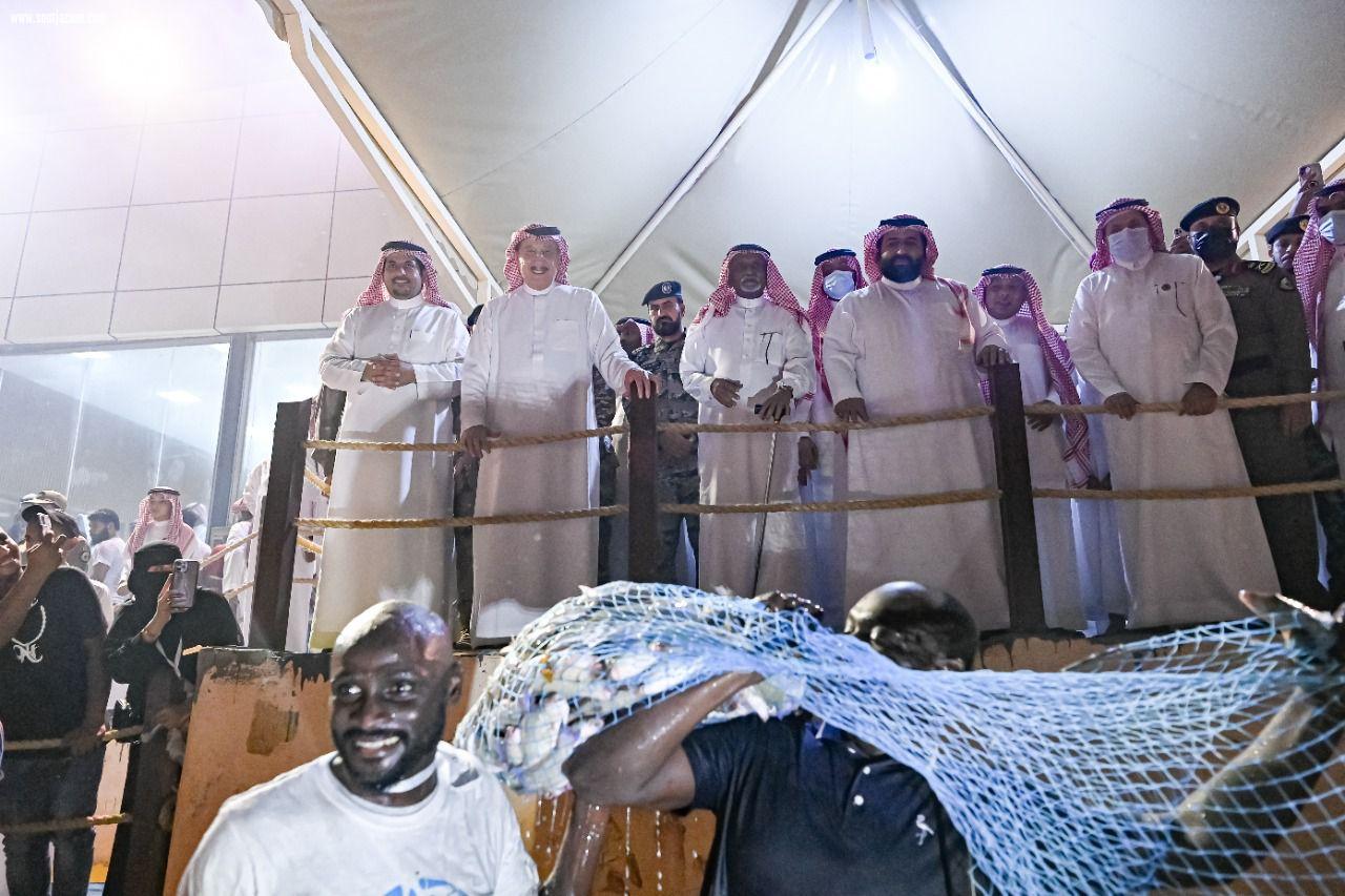 سمو أمير منطقة جازان يشارك بحضور سمو نائبه أهالي فرسان صيد سمك الحريد