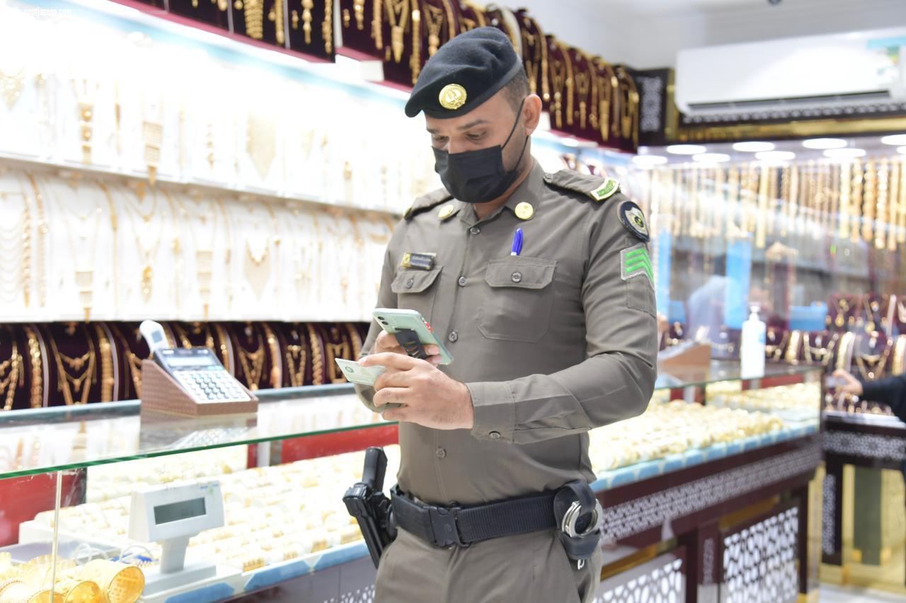 بمتابعة المحافظ الجهات الأمنية بمحافظة صامطة تتابع تطبيق الإجراءات الاحترازية
