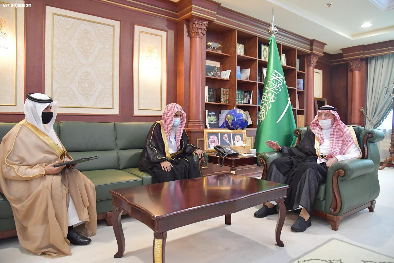 سمو أمير منطقة جازان يتسلم التقرير السنوي لفرع الرئاسة العامة للبحوث العلمية والإفتاء بالمنطقة
