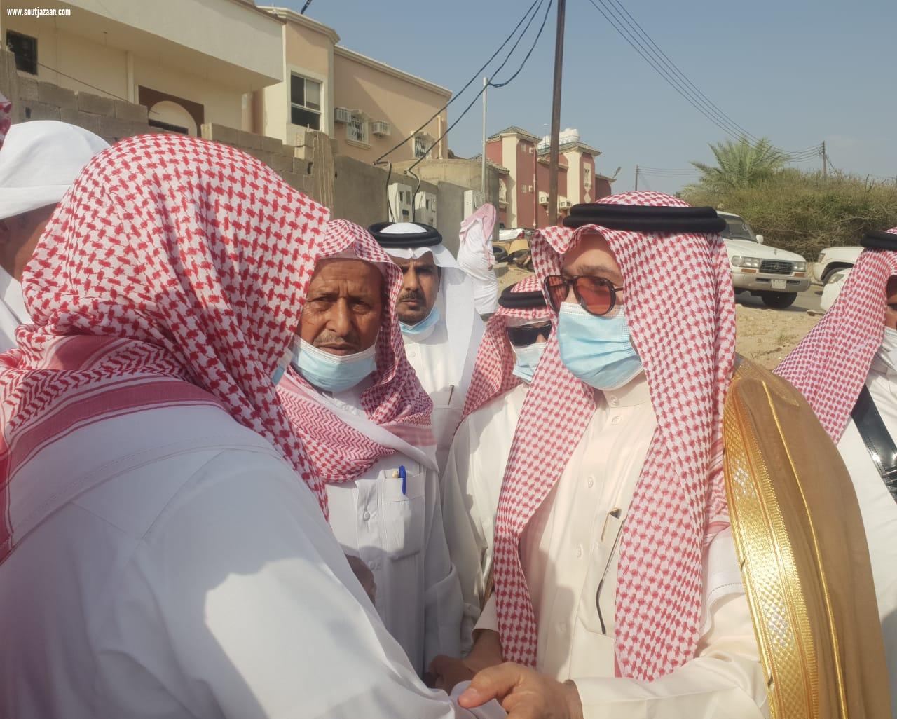 محافظ المجاردة يتقدم المصلين على جثمان شهيد الواجب الشهري وينقل تعازي القيادة الرشيدة لذويه 