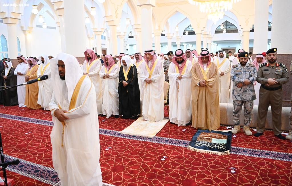سمو أمير جازان يؤدي صلاة عيد الأضحى المبارك ويعايد عدداً من المشايخ واصحاب الفضيلة