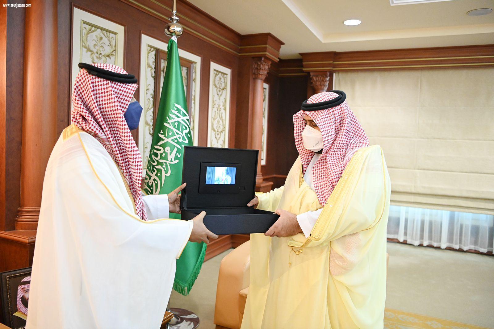 سمو أمير منطقة جازان بالنيابة يطلع على الهوية الجديدة للبريد السعودي سبٌل
