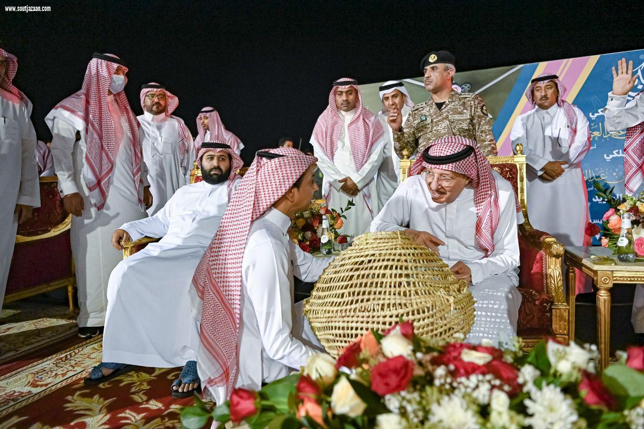 سمو أمير جازان يقف بحضور سمو نائبه على معرض الجهات المشاركة والحرف البحرية وفعاليات مهرجان الحريد الـ ١٨ بفرسان
