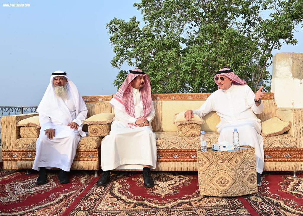 سموُّ أميرِ منطقة جازان يزورعددًا من مشايخ محافظة العيدابي
