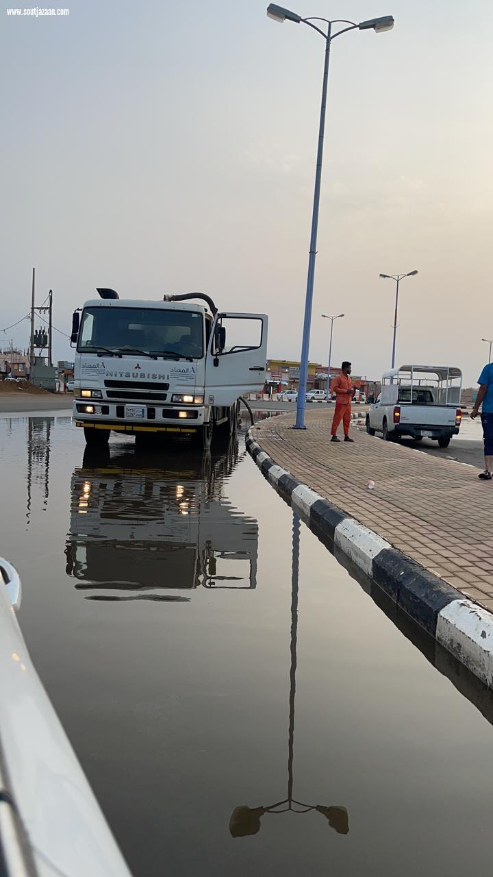 نزح وتصريف المياه وردم مستنقعات الشوارع والطرق والأحياء السكنية رئيس بلدية السهي يتابع تداعيات الأمطار بالمركز والقرى التابعة له