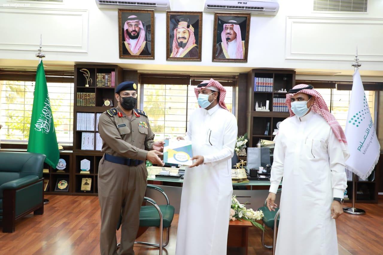 مدني جازان يكرم منسوبي التعليم بالمنطقة