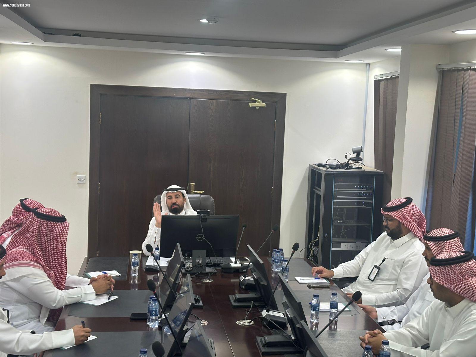 رئيس بلدية صوير يعقد اللقاء الأول بمديري الإدارات فيها