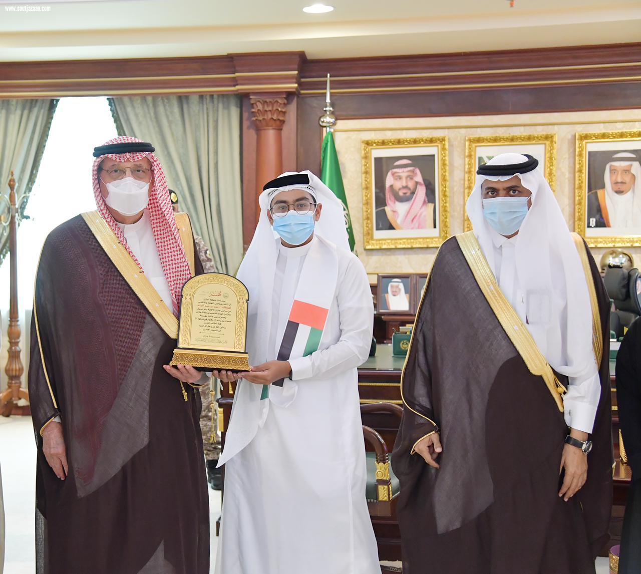 مشيدًا بما توليه القيادة الحكيمة من دعم وعناية بالعملية التعليمية | سمو أمير منطقة جازان يكرم الطالب البراق من تعليم جازان الفائز بجائزة حمدان بن راشد