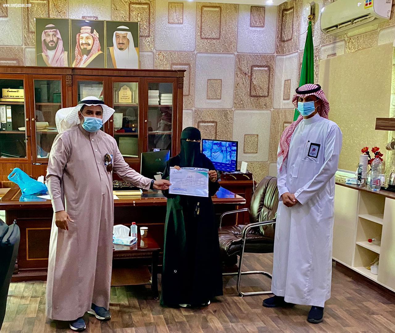 مدير ادارة الرعاية الصحية المنزليه بصحة جازان  يكرم “العاملين بقسم الرعايه المنزليه بالموسم