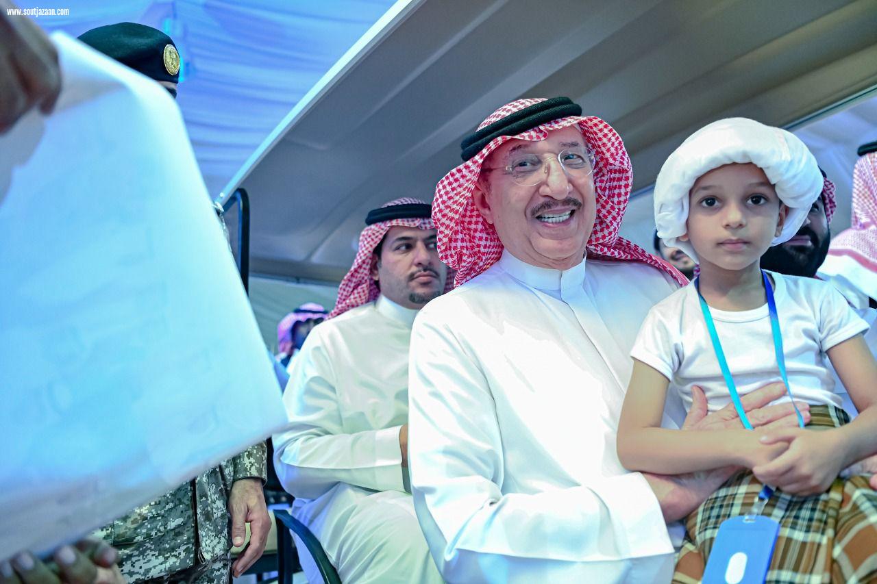 سمو أمير جازان يقف بحضور سمو نائبه على معرض الجهات المشاركة والحرف البحرية وفعاليات مهرجان الحريد الـ ١٨ بفرسان