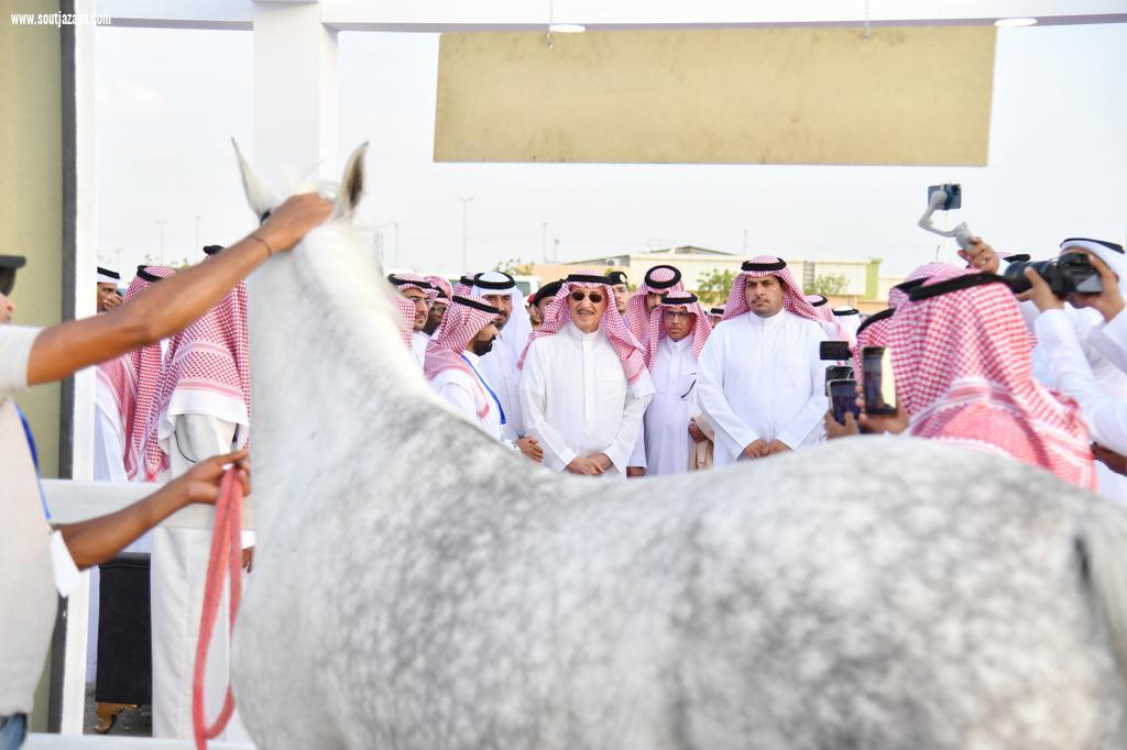 سموُّ أميرِ جازان يزورُ محافظةَ بيش ويلتقى المشايخَ والأهالي