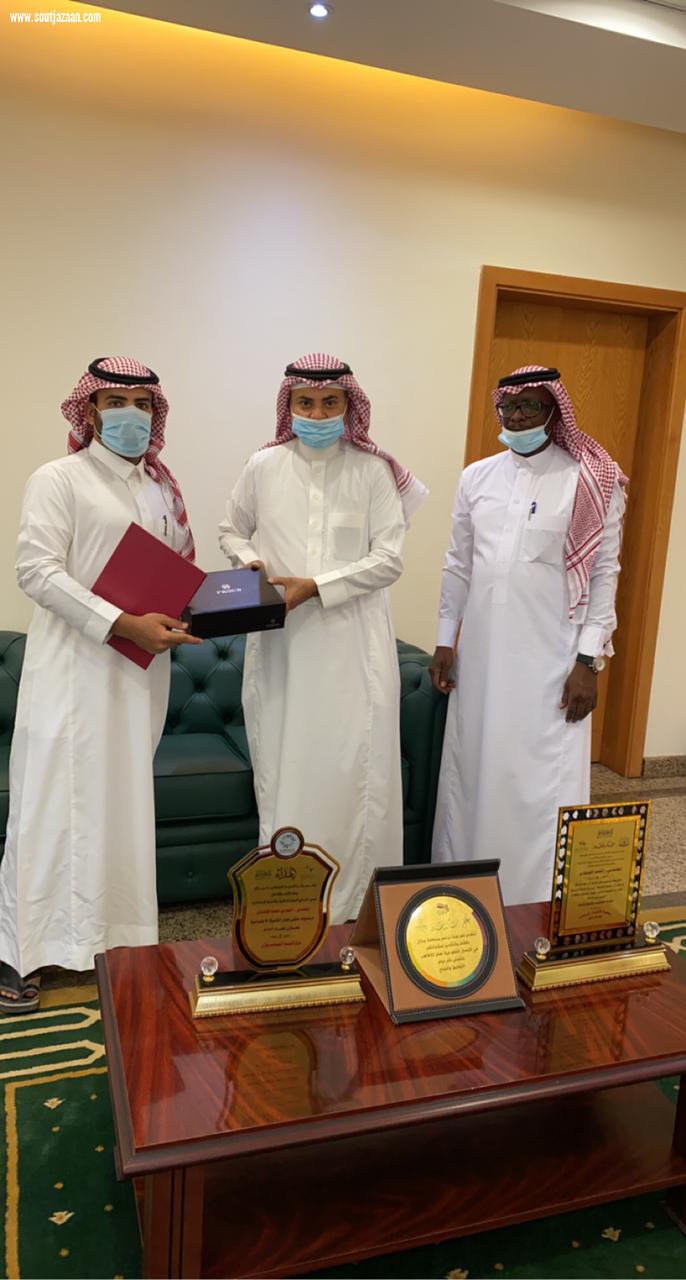 مدير عام فرع الموارد البشرية والتنمية الاجتماعية بجازن يكرم الفيفي نظير جهوده