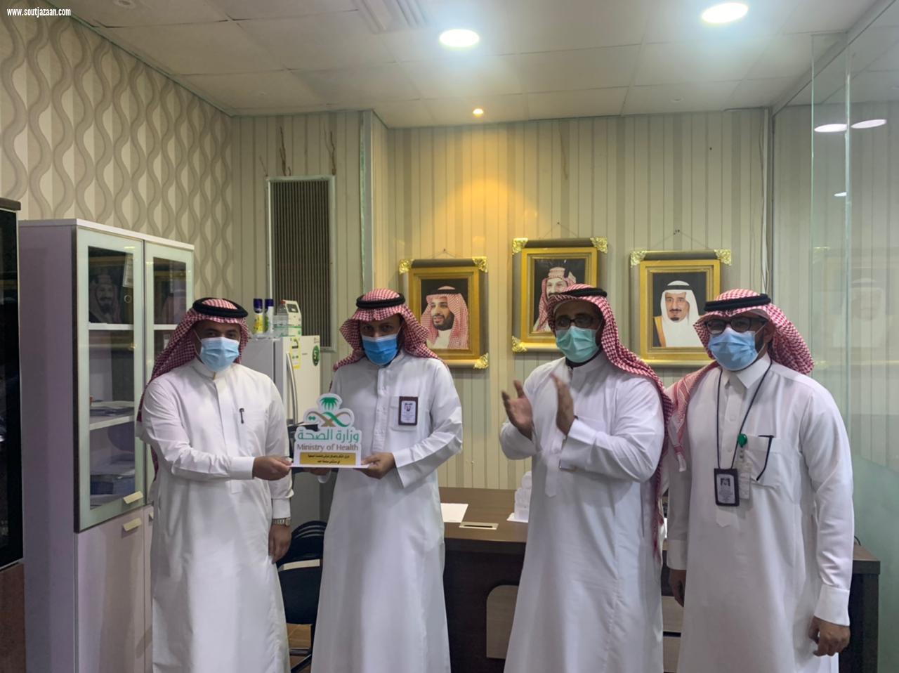 مدير مستشفى صامطة الدكتورالاحمري يكرم عددا من منسوبي المستشفي